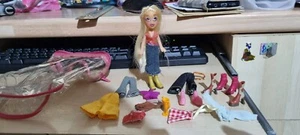 Bratz ? Doll Pink Eyes Blonde Hair plus loads of accessories trousers and boots - Picture 1 of 11