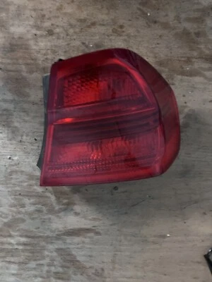 Lâmpada traseira externa traseira direita 2006 2007 2008 BMW M3 335i 325i E90 - Imagem 1 de 4