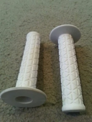 NUEVO BLANCO EMPUÑADURAS TRIANGULARES BICICLETA BMX BICICLETAS Y OTROS  Foto 1 de 3