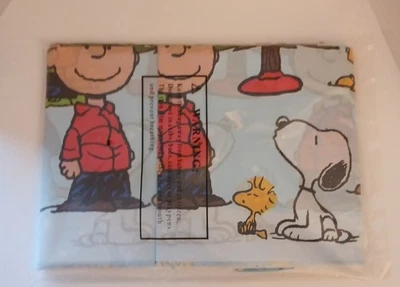 Capa de mesa de Natal Peanuts Oriental Traders 4,5 pés x 9 pés - Imagem 1 de 4