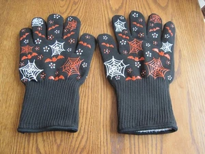Guanti NERI Temp-tations Sicuri da Forno Tema Halloween PIPISTRELLI E RAGNATELE - Foto 1 di 8
