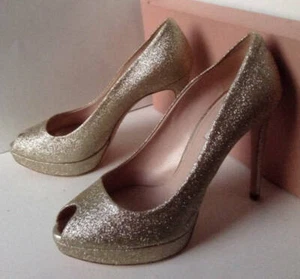 NUEVOS Auténticos Bombos de Plataforma MIU MIU Dorados Brillo Punta de Peep (Talla 41) - Precio de venta sugerido por el fabricante $675 - Imagen 1 de 12
