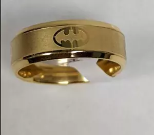 Anello Batman inciso taglia 10 1/4 oro acciaio inox fascia - Foto 1 di 3