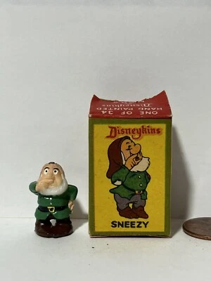 Figura de plástico enano estornudo de Marx Disneykins con caja personaje de Blancanieves de Disney Foto 1 de 4