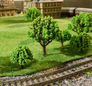 100 hellgrüne Bäume, je 50 Bäume 30 und 50 mm hoch, für den Landschaftsbau - Picture 1 of 6