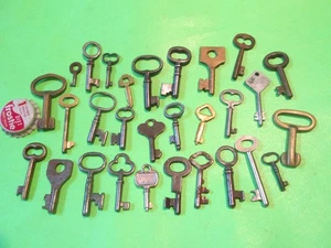 LOTE DE 27 PEQUEÑAS LLAVES ESQUELETO DE EXTREMO CERRADO VINTAGE APARADOR ANTIGUO Y18 - Imagen 1 de 1