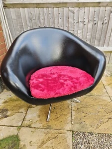 Mid Century Retro Vintage 1960s Vinyl Swivel Egg Chair - Picture 1 of 14