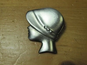 ANTIQUE VTG VERY OLD LADIES WOMANS HEAD BROOCH JEWELRY LAPEL PIN BONNET RETRO  - Picture 1 of 10