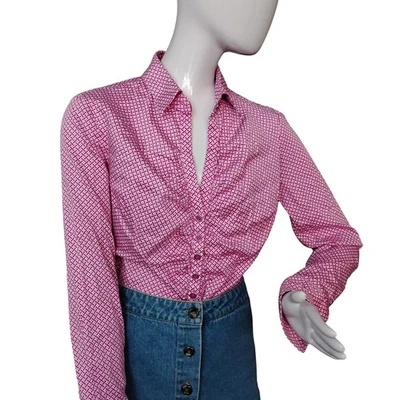 Camisa elástica New York & Company talla grande rosa estampado geométrico manga larga Foto 1 de 4