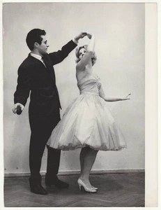 Original 1964 dancers by N. Naumenkov, Russian TASS agency stamp - Picture 1 of 2