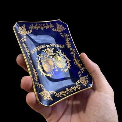 Ancien Vide Poche En Verre Bleu & Doré À Lot & Armes De La Marquise De Sevigné  - Photo 1/4