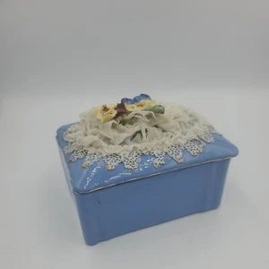 Tomorrow Heirlooms Blue Trinket Box with 3d flowers and dresdan/ceramic lace - Bild 1 von 7