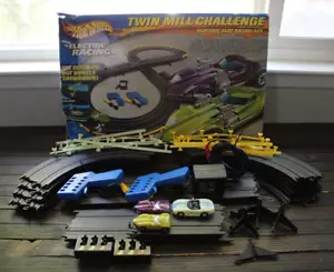 Hot Wheels Twin Mill Challenge Slot Car Elettrico Set Corsa + Extra - Foto 1 di 17