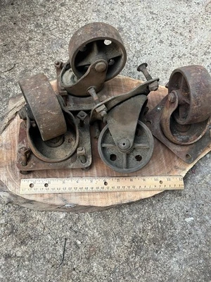 Antiguo juego industrial de 4 ruedas giratorias de acero ruedas de carro de hierro fundido Foto 1 de 4