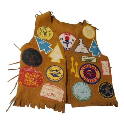 Chaleco Guías Indios YMCA de Colección Niños Gamuza Cuero Flecos Muchos Parches Años 70 Foto 1 de 4
