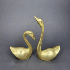 Coppia di due (2) cigni in metallo ottone vintage metà secolo moderni  - Foto 1 di 8