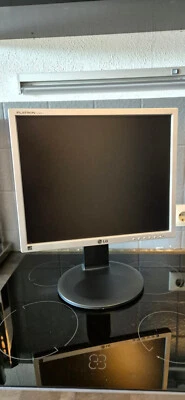 LG Flatron E1910PM  (19 Zoll) LCD Monitor - Schwarz - Bild 1 von 4