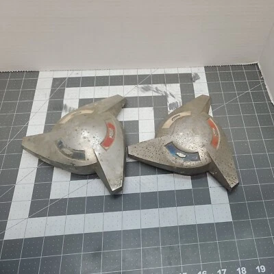 Tapacubos giratorios originales Chevrolet Impala SS 62 usados 2 GM parte 3815101  Foto 1 de 4