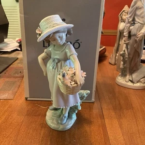 YOU'RE SO CUTE LLADRO #6826 Statuina in porcellana con fiore usata in ottime condizioni - Foto 1 di 15