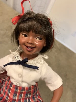 De colección. Muñeca sentada Karen Williams Smith 2001 para Merry Meeting 10" - #6/5000 Foto 1 de 4