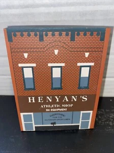 Cats Meow Village Series X Henyans Athletic Shop 1992 retirado - Imagen 1 de 3