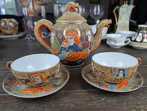 Set teiera vintage giapponese Kutani Dragonware Moriage con 2 tazze e piattini - Foto 1 di 24