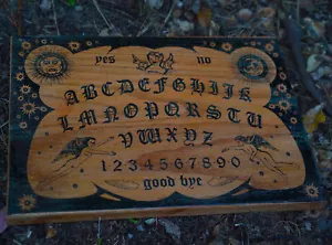 Tavola Ouija Sole Luna Angeli Diavolo Strega Paranormale Spirito Infestato ROVERE SOLIDO - Foto 1 di 9