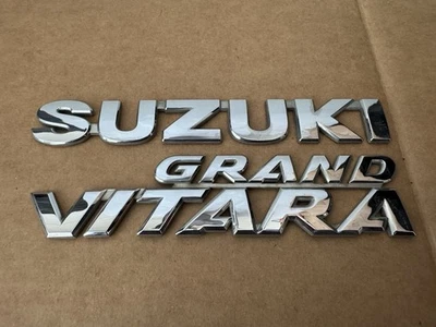 Envío GRATIS OEM 2006-2011 Suzuki Grand Vitara Juego de Insignias Emblema Cromo Trasero Foto 1 de 4