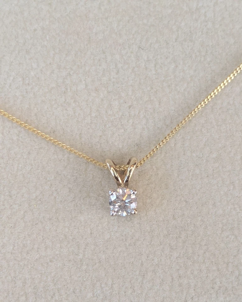 9CT YELLOW GOLD 0.25CT SOLITAIRE NATURAL DIAMOND PENDANT WITH NECKLACE. RRP £550 - Image 1 of 4