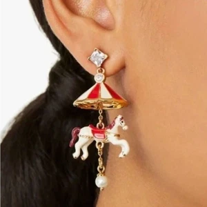 Pendientes Kate Spade Invierno País de las Maravillas Carrusel Caballo Poni nuevos con etiquetas - Imagen 1 de 5