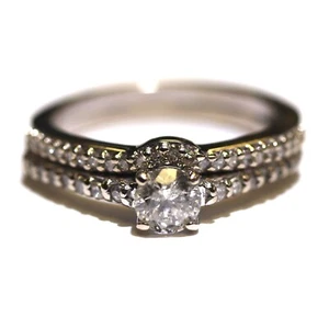 Alianza de compromiso de diamantes redondos de 0,74 quilates de oro blanco de 14k 6,4 g talla 9 - Imagen 1 de 12
