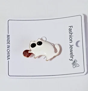 White Enamel Cat Pin Playing With A Gold Ball - Imagen 1 de 1