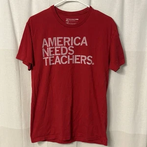Camiseta America Needs Teachers RAYGUN Camiseta Talla Mediana Unisex Roja Algodón Suave - Imagen 1 de 3