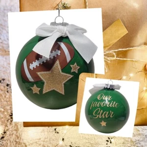 Adorno de fútbol de árbol de Navidad personalizado ~ Nuestra estrella favorita decoración navideña - Imagen 1 de 6