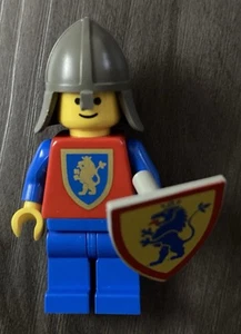 LEGO Castle Classic Knight Minifigure. Vintage Lego. Nice Condition - Picture 1 of 2