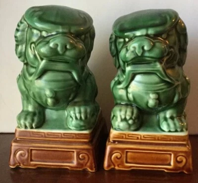 Par de porcelana esmaltada verde jade Foo Dogs sobre base marrón Foto 1 de 4