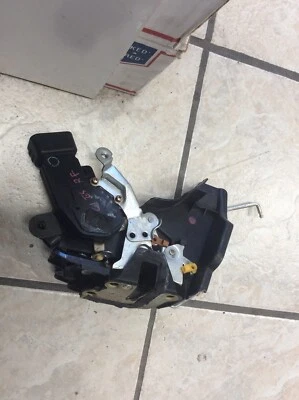 1999 2000 2001 LEXUS ES300 TRAVA DE PORTA OEM LADO DIREITO - Imagem 1 de 3