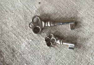 2 Vintage Keys for Casket Pin Lock (F024-686) - Picture 1 of 1