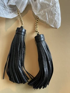 Michael Kors Leder Handtasche Schwarz Doppel Quasten Anhänger Gold Kette Neu - Bild 1 von 4