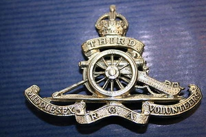 ORIGINAL BRITÁNICA 3RD MIDDLESEX GUARNICIÓN REAL ARTILLERÍA RGA GORRA DE LATÓN INSIGNIA - Imagen 1 de 2