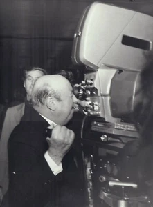 Marcel CARNE - réalisateur -vie privée et tournage - IMAGE N&B   -18 x24cm - Bild 1 von 1