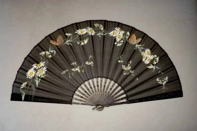 Antiguo abanico de mano madera de ébano pintado a mano mariposa principios del siglo XX Foto 1 de 4