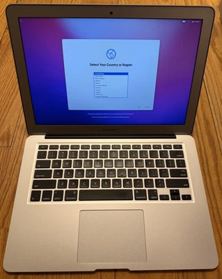 Apple MacBook Air 13 pulgadas - Principios de 2015 - 1,6 GHz i5 / 4 GB RAM / 128 GB SSD Foto 1 de 4