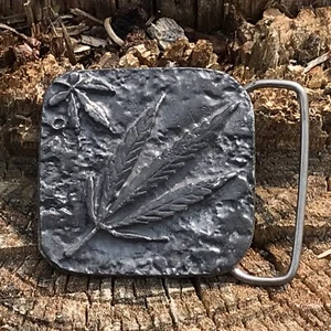 Hebilla de cinturón vintage de hoja de cáñamo hippy motociclista naturaleza *usada con desgaste honesto* - Imagen 1 de 6