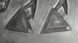 "Pendientes colgantes triangulares abstractos molde giratorio de estaño de goma vintage de 12""" - Imagen 1 de 12