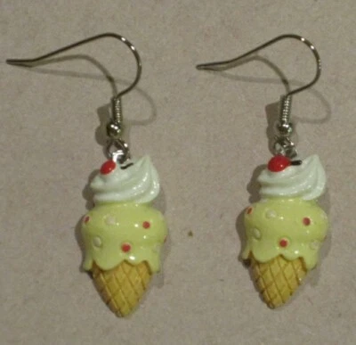 Pendientes AMARILLO Vintage Fuente de Soda Tienda Cerezo Helado Cono Rojo Sprinkles Foto 1 de 3