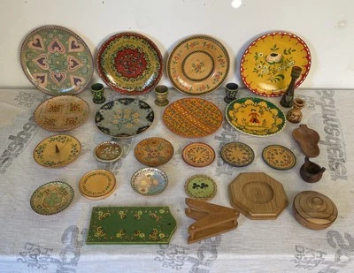 grosses Konvolut bemalte Holzteller, Kerzenständer, Eierbecher etc. - Bild 1 von 4