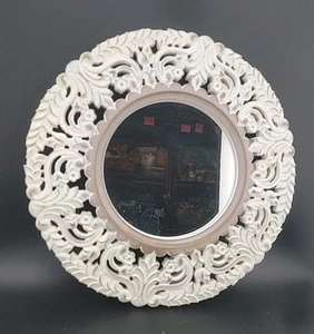 SPECCHIO ornato bianco lavato 13" tondo LEGNO. Shabby Chic Campagna Francese SPLENDIDO! - Foto 1 di 5