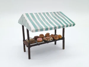 Model Market Bakery Stall With Cakes & Bread - O Scale (1:43) - Very Good Cond - Foto 1 di 12