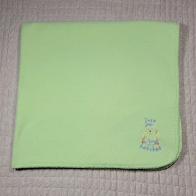 Manta Carters Just Hatched Baby Chick verde polar pollo huevo esquina azul Foto 1 de 4